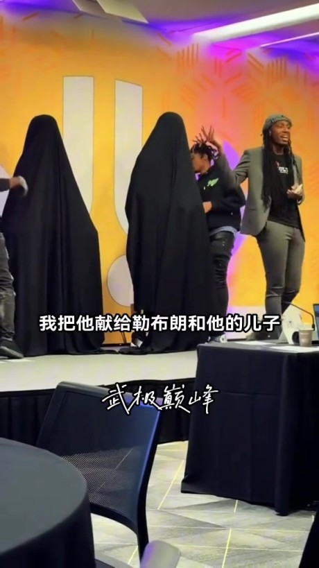 歷史上首個父子蠟像亮相！藝術(shù)家在發(fā)布會展示詹姆斯父子蠟像