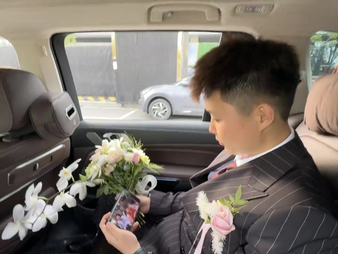 哥們你支持勇士還是火箭？一新郎五一結(jié)婚接親不忘忙著看季后賽