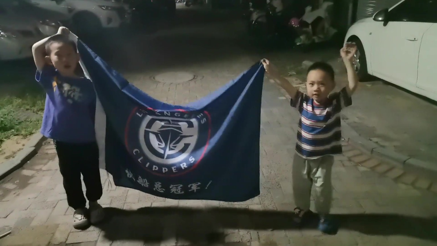 可惜了！小孩哥昨日舉快船總冠軍旗幟：哈登總冠軍
