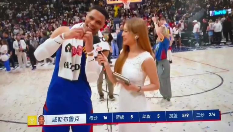 永远的唐装威少！威少赛后向中国球迷比心：太爱你们了，再见❤️