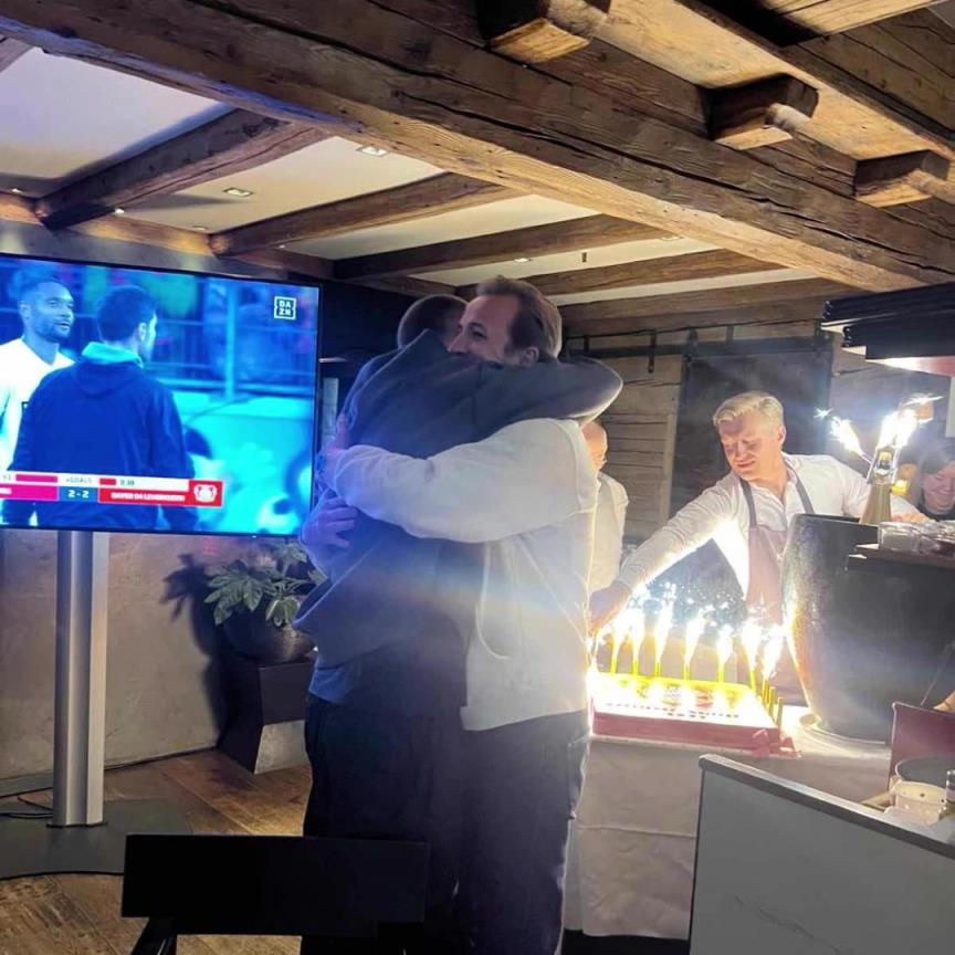 兄弟我們做到了！凱恩戴爾年過30終于奪冠，兩人相擁慶祝