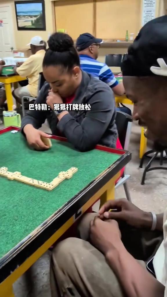 巴特勒狠狠打牌放松了一下 這小眼神是真開心！