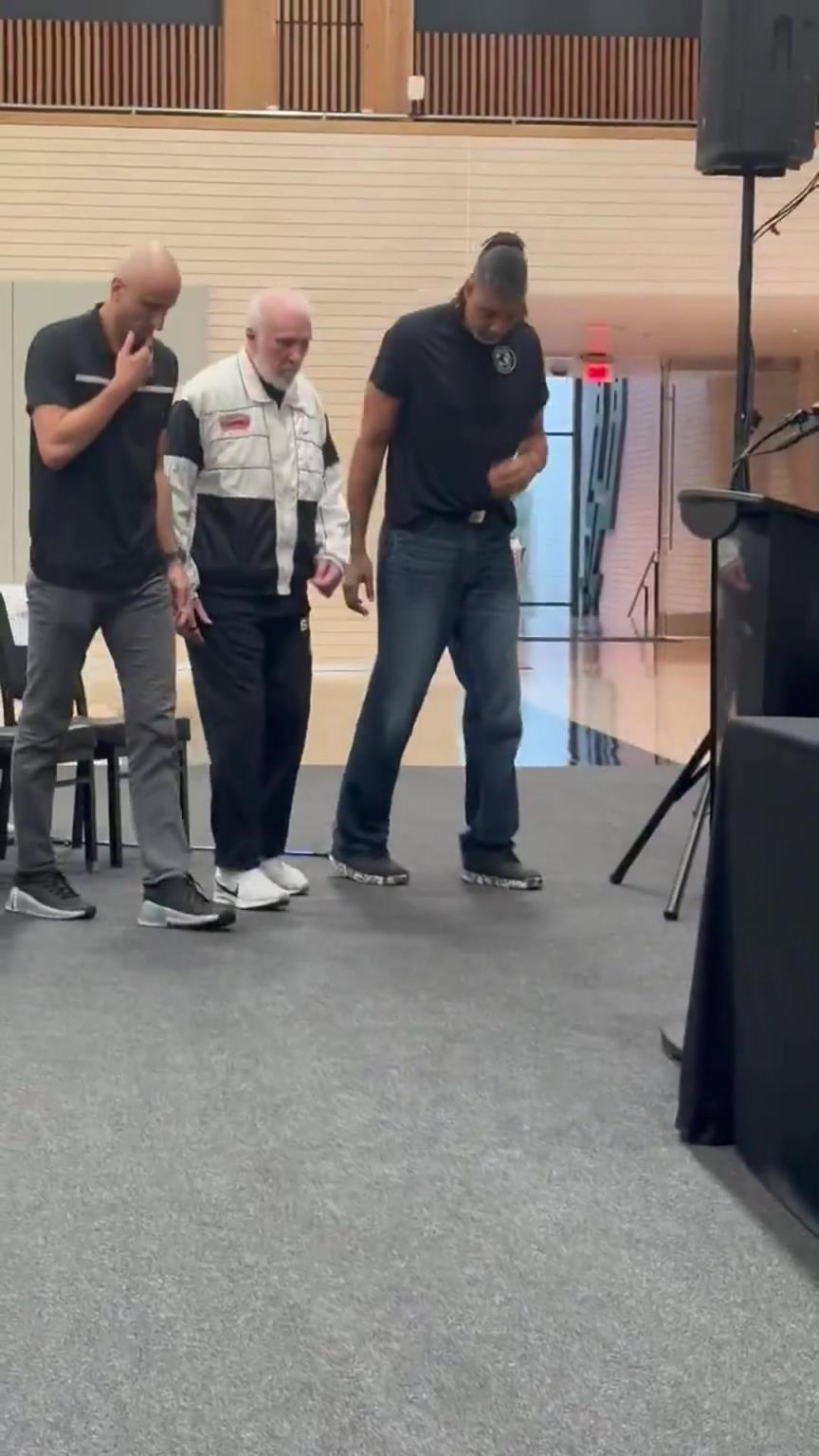 老爷子中风后状态确实差很多！波波维奇现在连起身都需要马努&邓肯搀扶