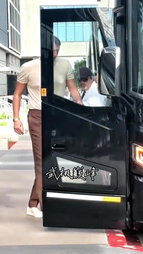 雷霆球迷等候在酒店外問候掘金球員，沒想到威少出來后畫風(fēng)變了..