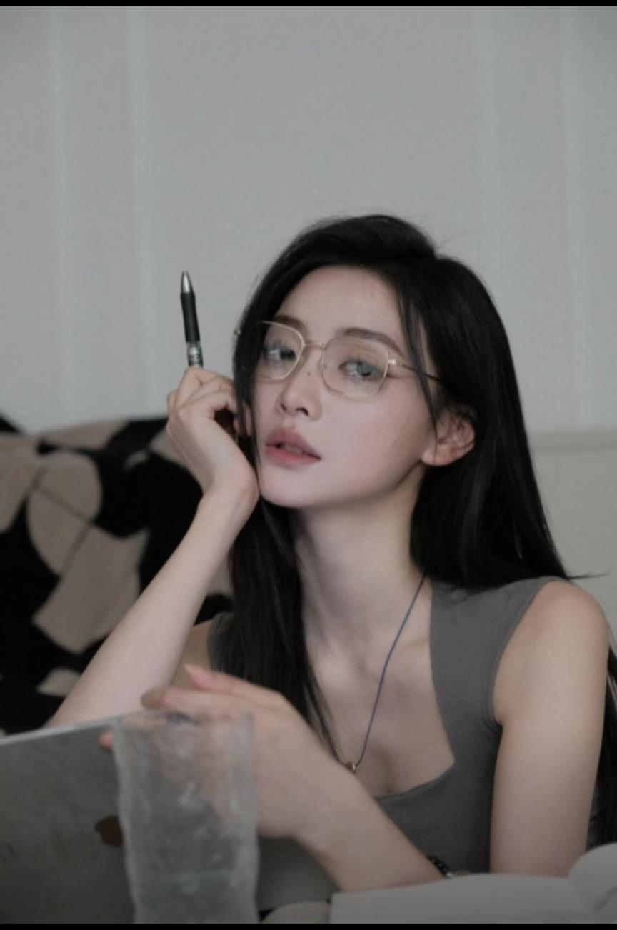 女主播金佳悦展示眼镜扮相，变成高启兰了？