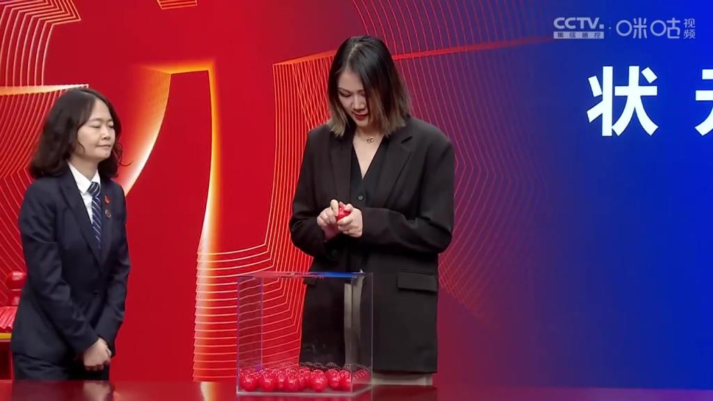 江苏男篮的女经理参加抽签！这颜值和身材真不错呀！