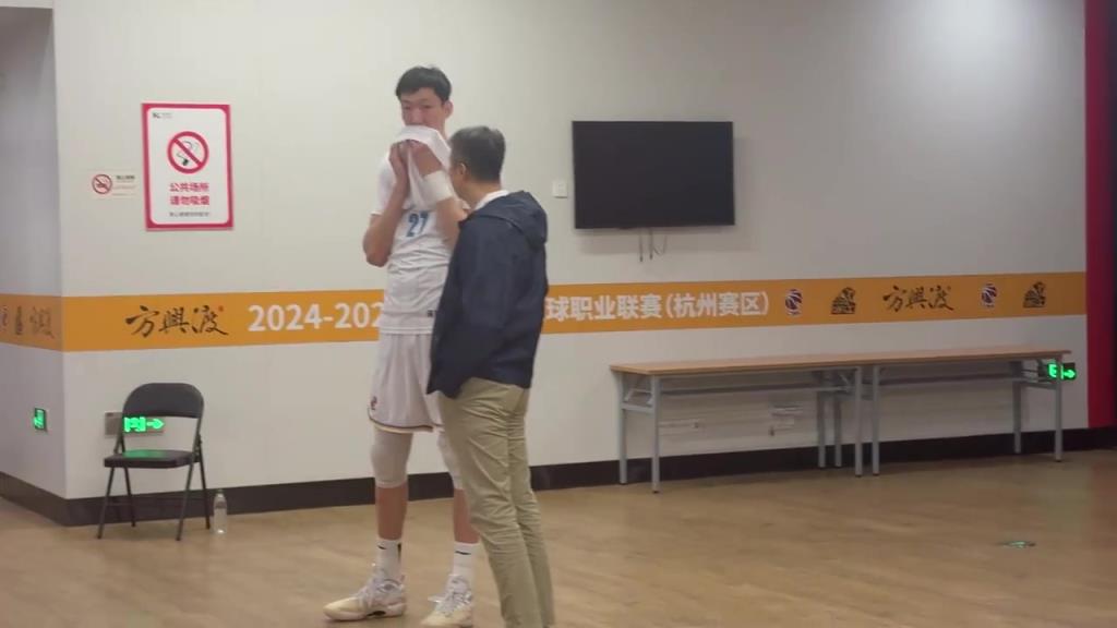 聊啥呢？男籃主教練郭士強(qiáng)前來觀看CBA總決賽，并與周琦熱聊