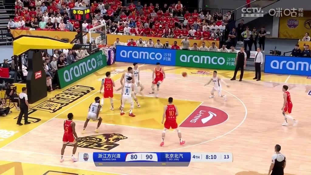 就你是MVP？胡金秋强杀篮下，周琦这大帽简直就像拍苍蝇一样！