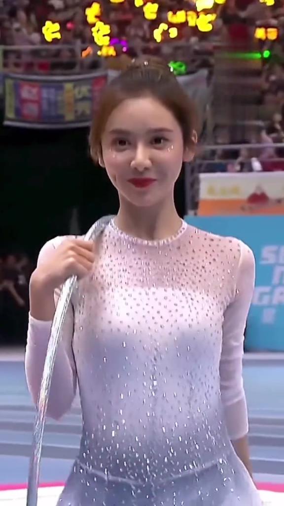 美娜穿上体操服无敌了，最美女主播应该没争议吧