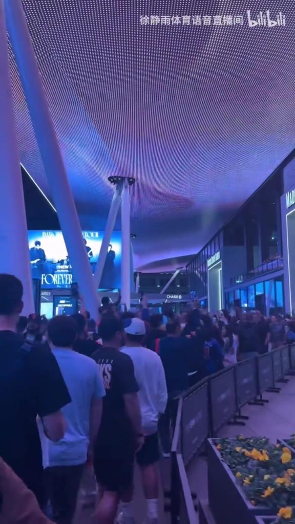 楊：與我何關？尼克斯主場外的球迷們齊喊口號“法克吹楊”！