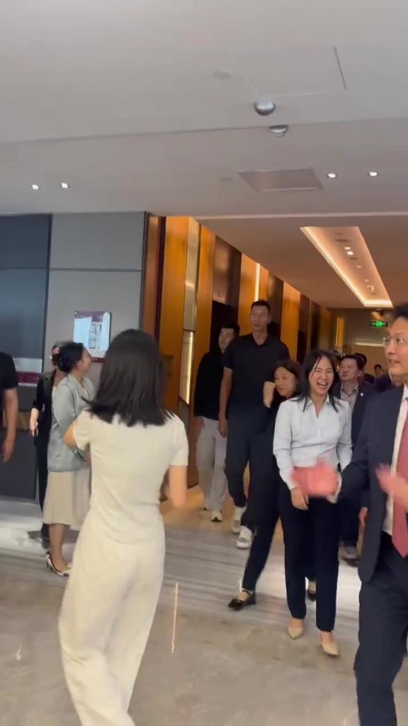 易建聯回國出席活動，出緋聞之后看起來更羞澀了