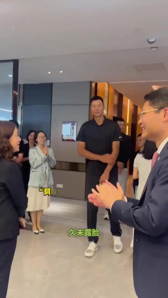 略顯拘謹！廣東名宿易建聯和前隊友王仕鵬現身廣州參加活動