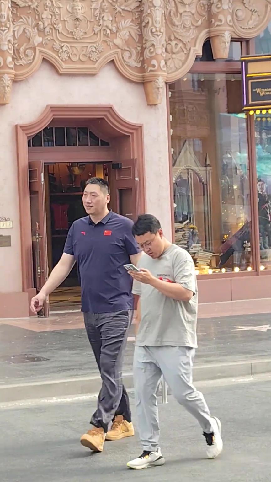 网友在环球影城偶遇CBA名宿唐正东：懂球的说说这位是什么人物？