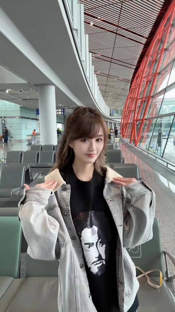 怎么還像20歲左右的小姑娘 已婚勇士女主播小七曬機場熱舞