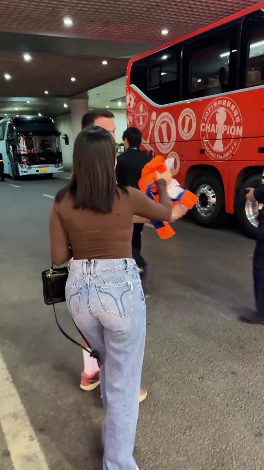 美滋滋！瓦科本場爆發(fā)拿下帽子戲法，賽后與愛妻拿走比賽用球