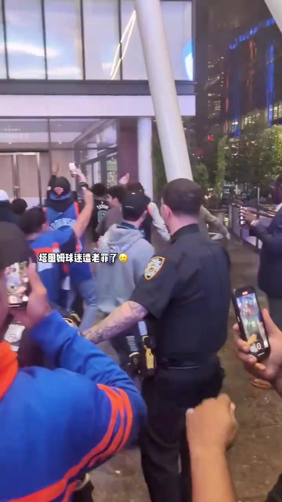 身穿0號球衣的塔圖姆球迷在麥迪遜廣場被紐約球迷“圍攻”