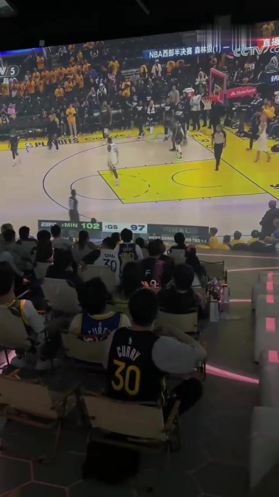 上海勇蜜组织线下看半决赛 当比赛结束时全场一片寂静.