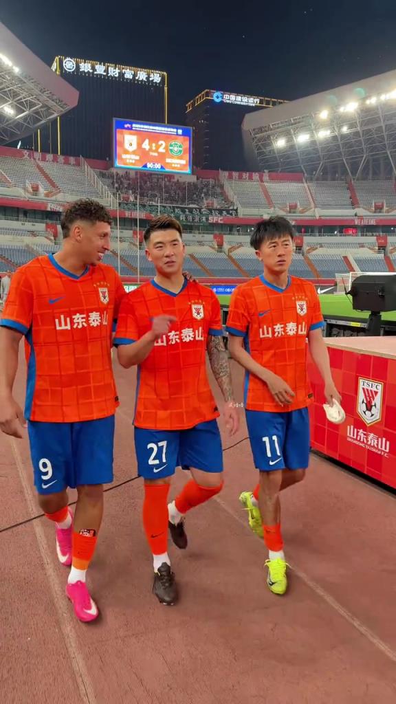 賽后克雷桑和石柯、劉洋賽會(huì)打成一片，激烈復(fù)盤比賽