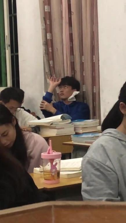 当时不能体会，多年以后才想起当时的他是多么快乐~