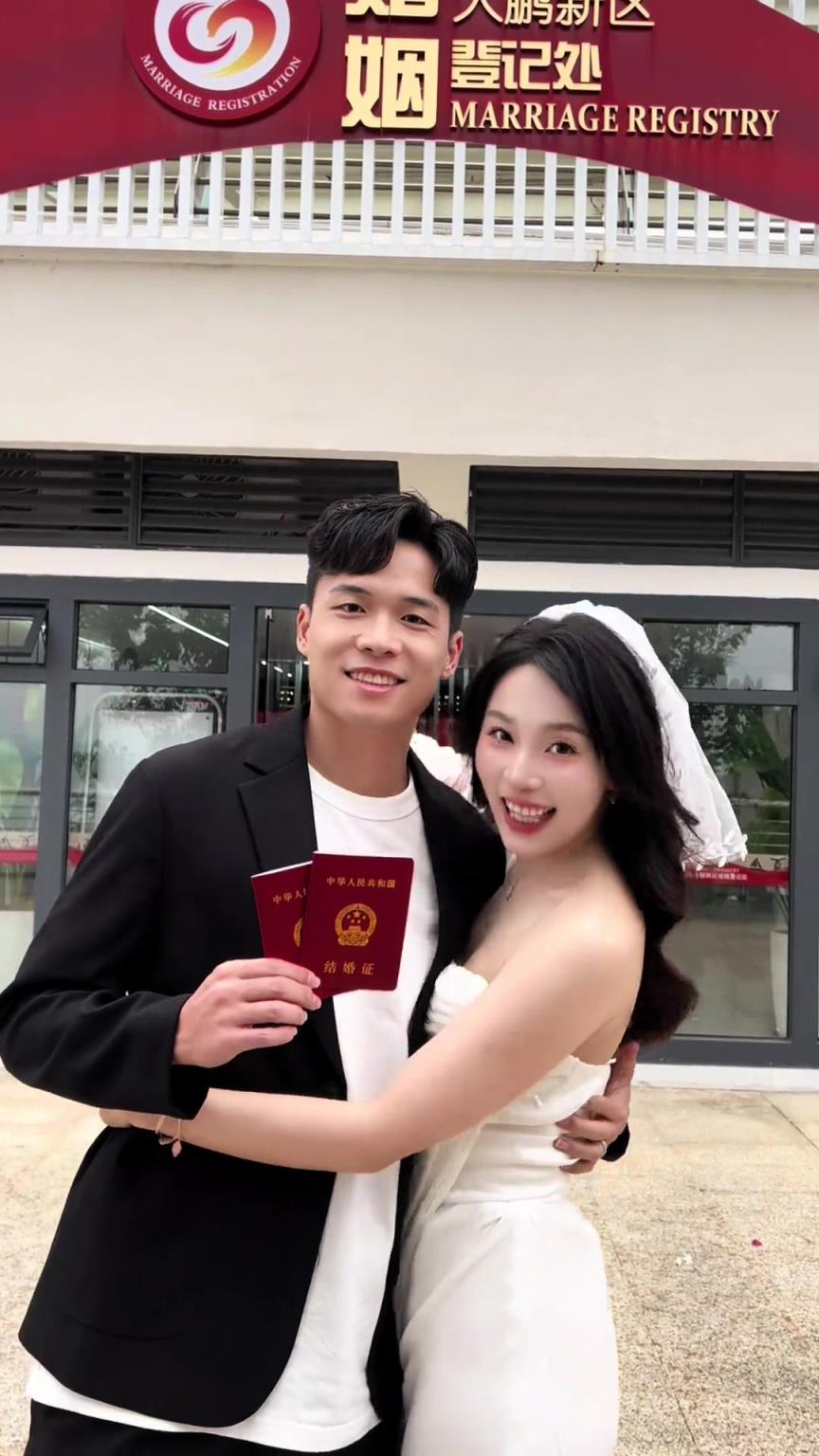 段刘愚真有福气，老婆这么漂亮啊！！看着像是杏花眼~