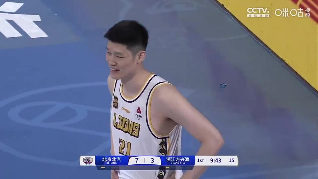 陷犯規(guī)麻煩！北京男籃開場(chǎng)連續(xù)打胡金秋，后者2分鐘2犯提前下場(chǎng)