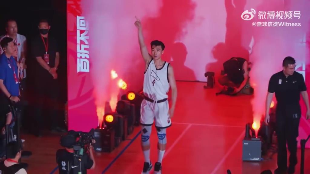 未来男篮希望？中国小将淡厚然在NCAA对位准状元弗拉格！