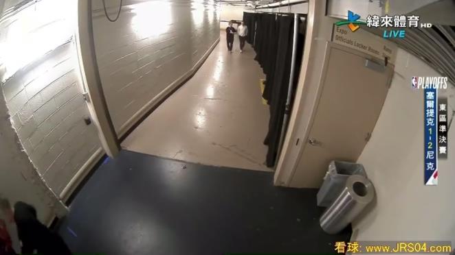 看著非常嚴(yán)重啊！塔圖姆受傷后，坐著輪椅離開，雙手捂臉！