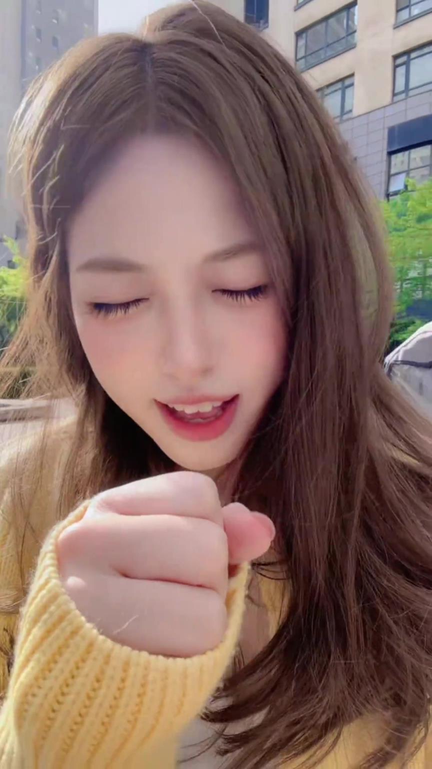 休赛期的啦啦队只能发发动态卖卖萌了❤