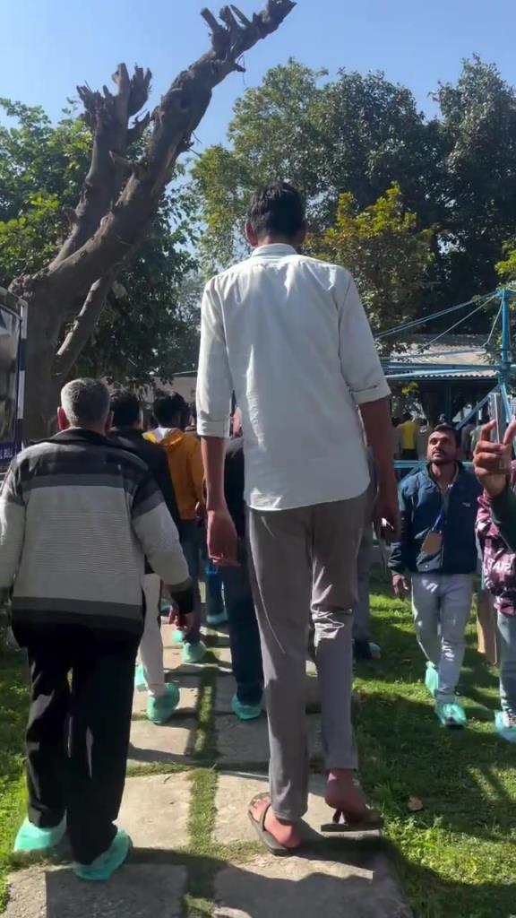 印度巨人！不知有没打过球？已知黑衣男1米7求巨人身高？