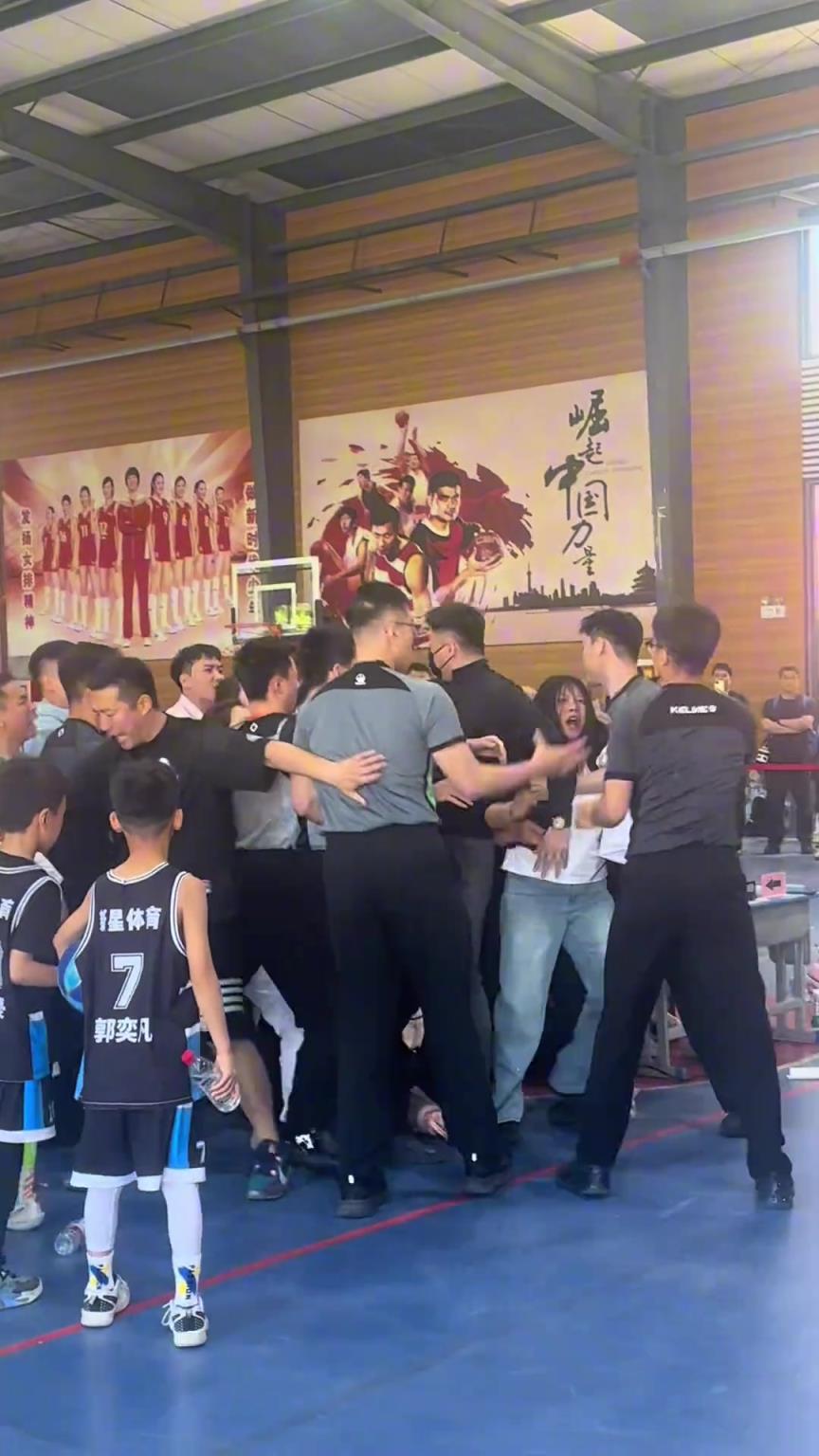小篮球必不可少的“火爆场面”...