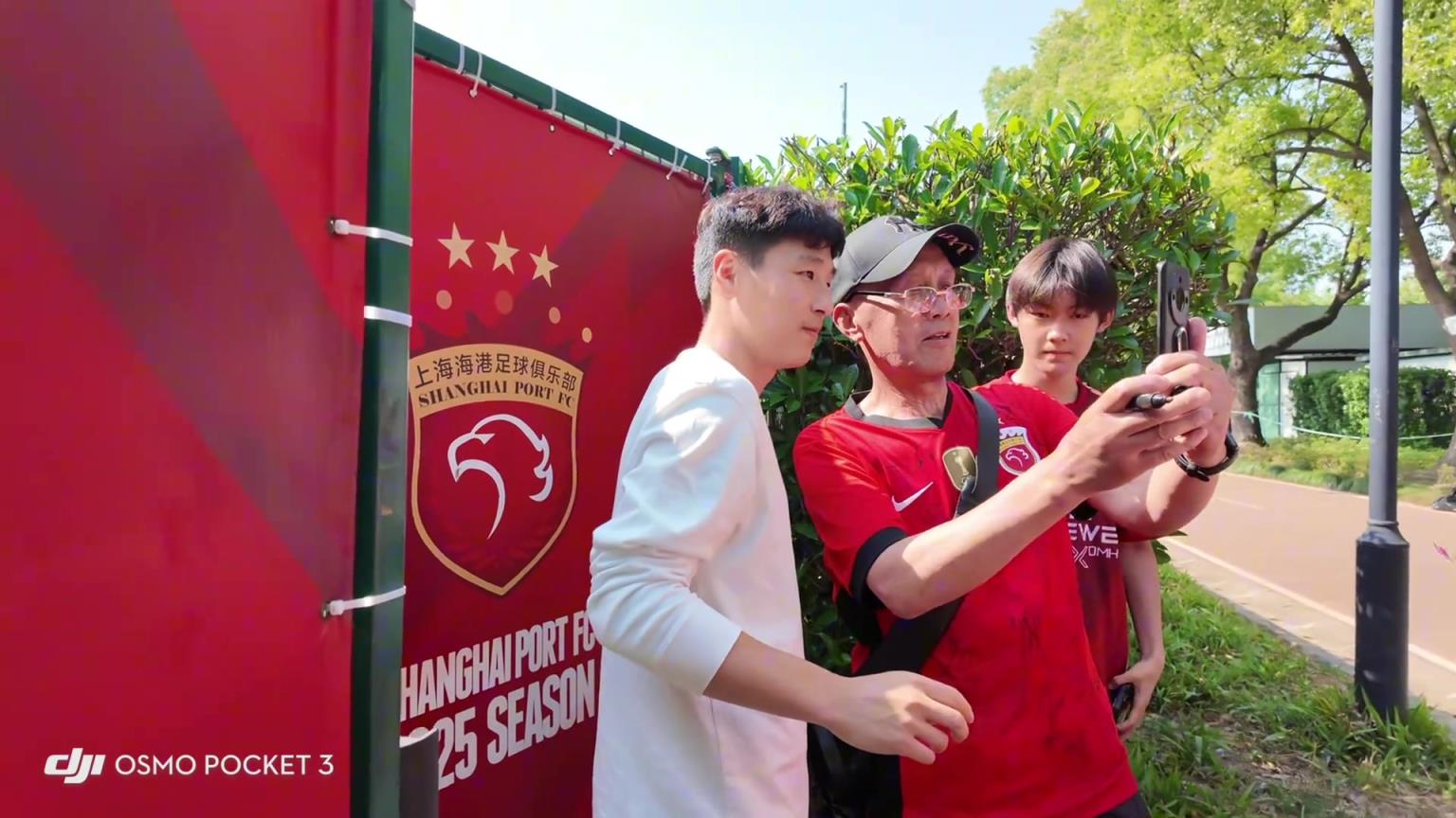 武磊對球迷沒的說！耐心為訓練場外球迷簽名合影