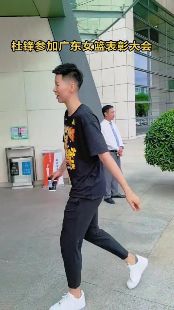 杜锋参加东莞女篮表彰大会 ！