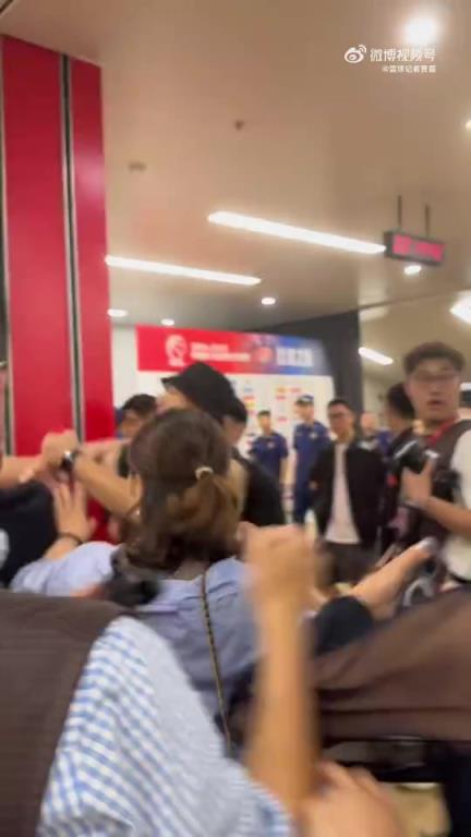 动手+国骂？首钢俱乐部队的工作人员在通道与球迷发生了冲突！