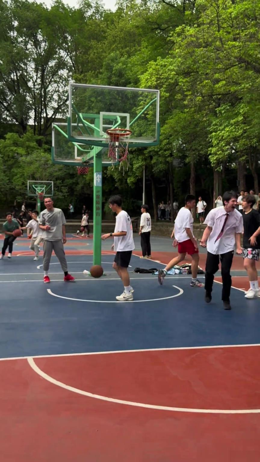 科蜜晒打半场霸气配文：孩子你们还是太年轻了 一点就飞