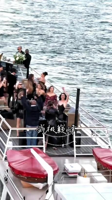 首次和抢劫人对峙！出席抢劫案后 金-卡戴珊现身巴黎游轮派对~