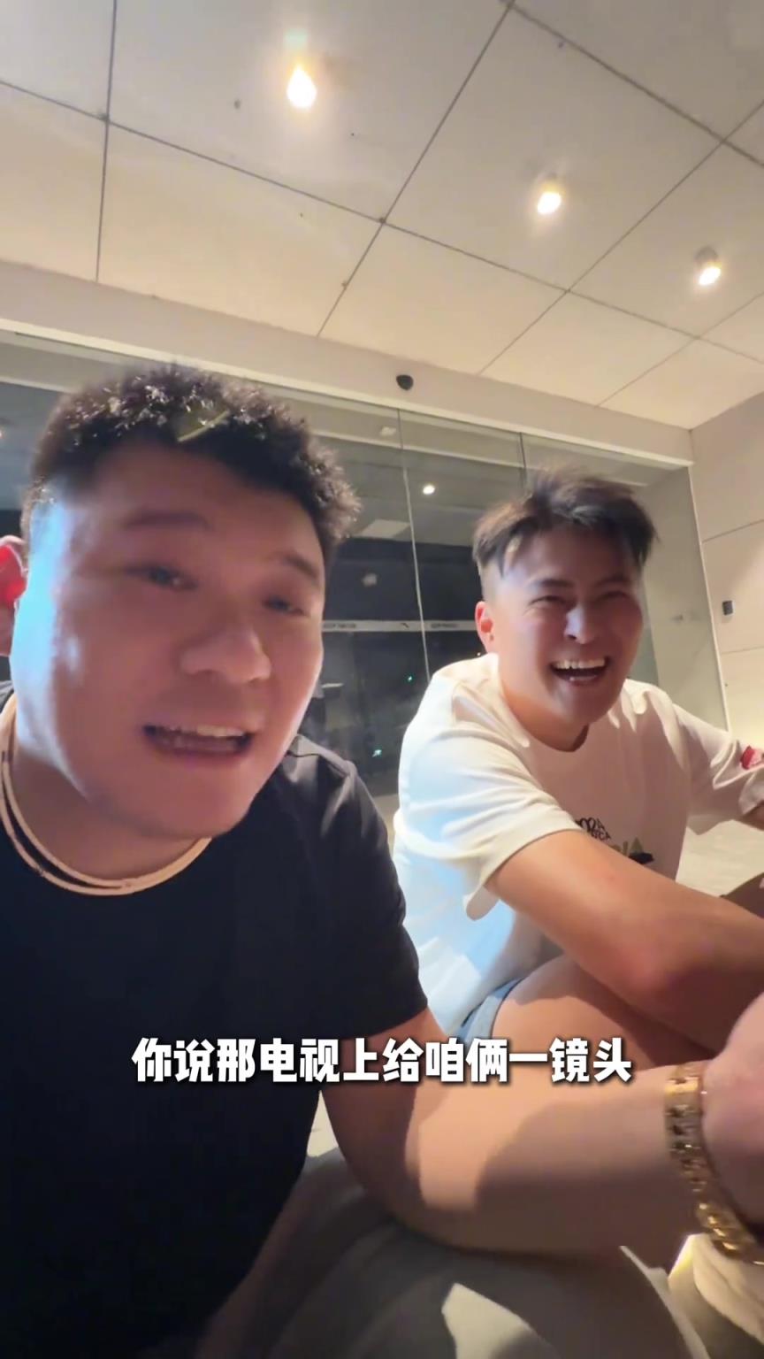 网红韩景枫&八戒昨晚看CBA总决赛遭喷：真的不理解，看个球至于嘛