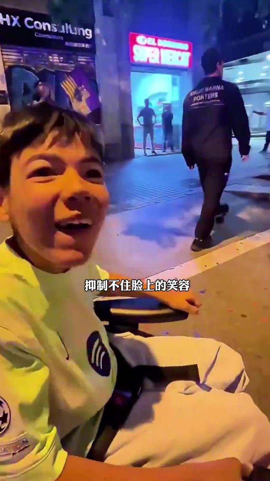 巴萨夺冠巡游，伯纳尔把球衣送给了一位残疾小球迷！