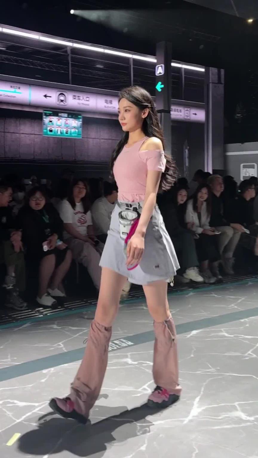 真挺秀哈！美女主播婧雯：00后美女主持走秀的一天~