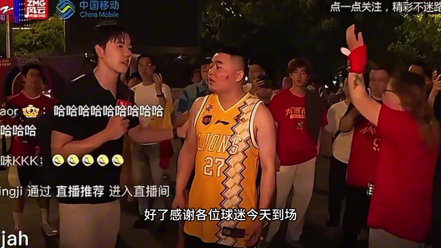 昨日賽后廣廈球迷在場(chǎng)外狂噴：我們不是來看黑哨的，這比賽就是在我臉上拉屎