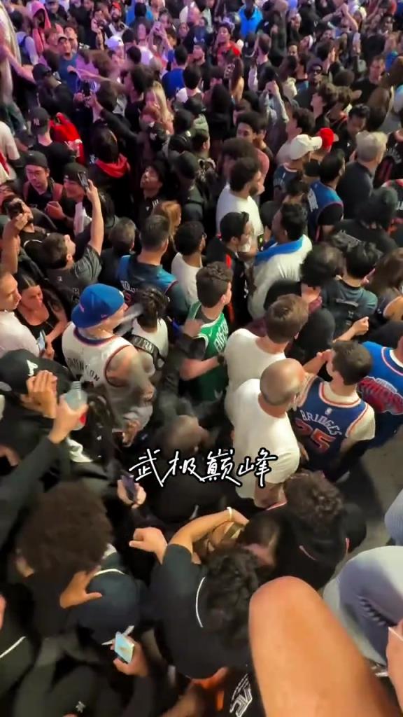 這也太勇了，綠軍球迷賽后在尼克斯球迷的嘲諷中離開...