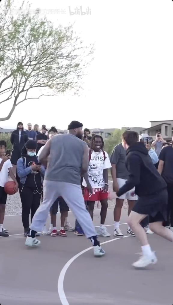 纯粹的碾压啊！普通人跟前NBA第一中锋打野球是什么体验？