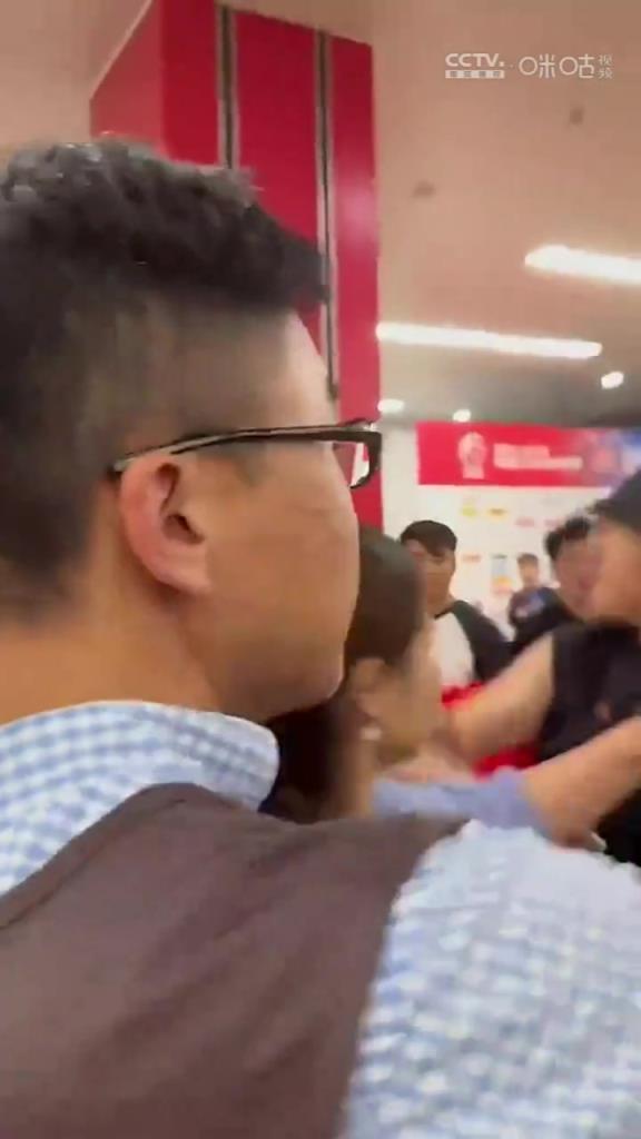 昨日赛后广厦球迷与首钢工作人员发生冲突，有人在冲突中挨了一巴掌