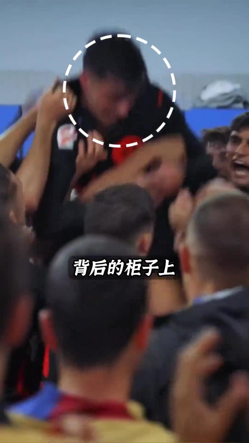 巴萨球员在更衣室庆祝前，打视频给躺病床上的费兰让他一起参与
