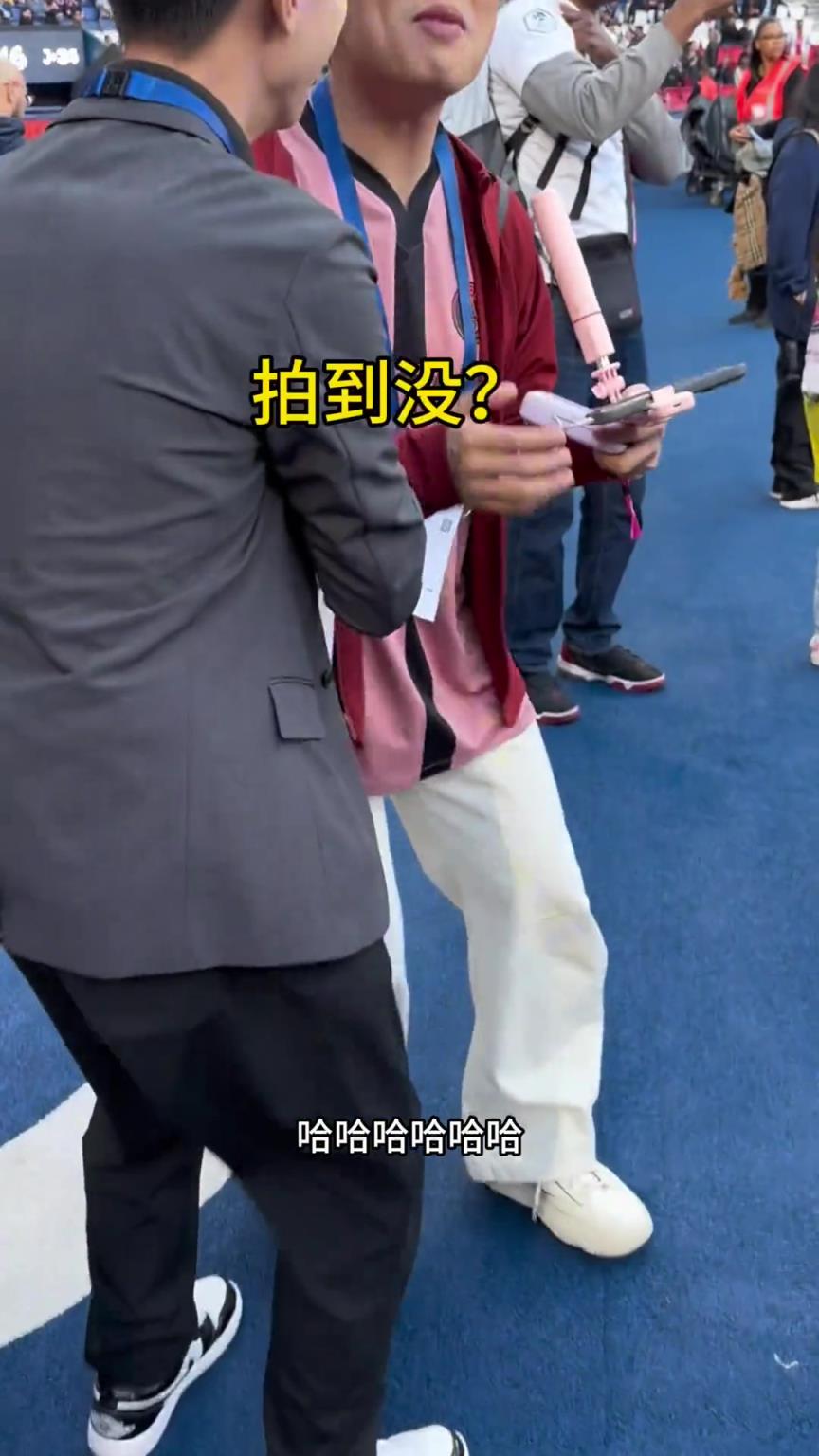 王楚淇观看大巴黎训练时被巴尔科拉抽了一脚，现场直呼：小心眼！