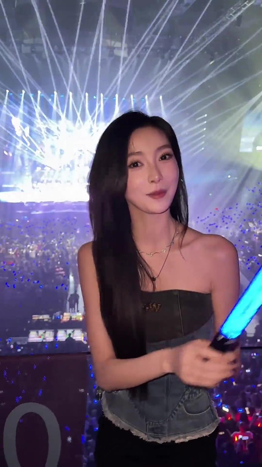 这穿搭好吸睛啊！美女主播金佳悦现身张学友演唱会~
