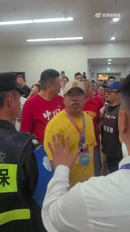 贴脸开大？赛后广厦球迷在客队更衣室门口疯狂输出