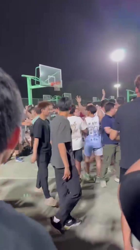 “无裁判”的正式篮球赛，结果不是很容易猜到吗？