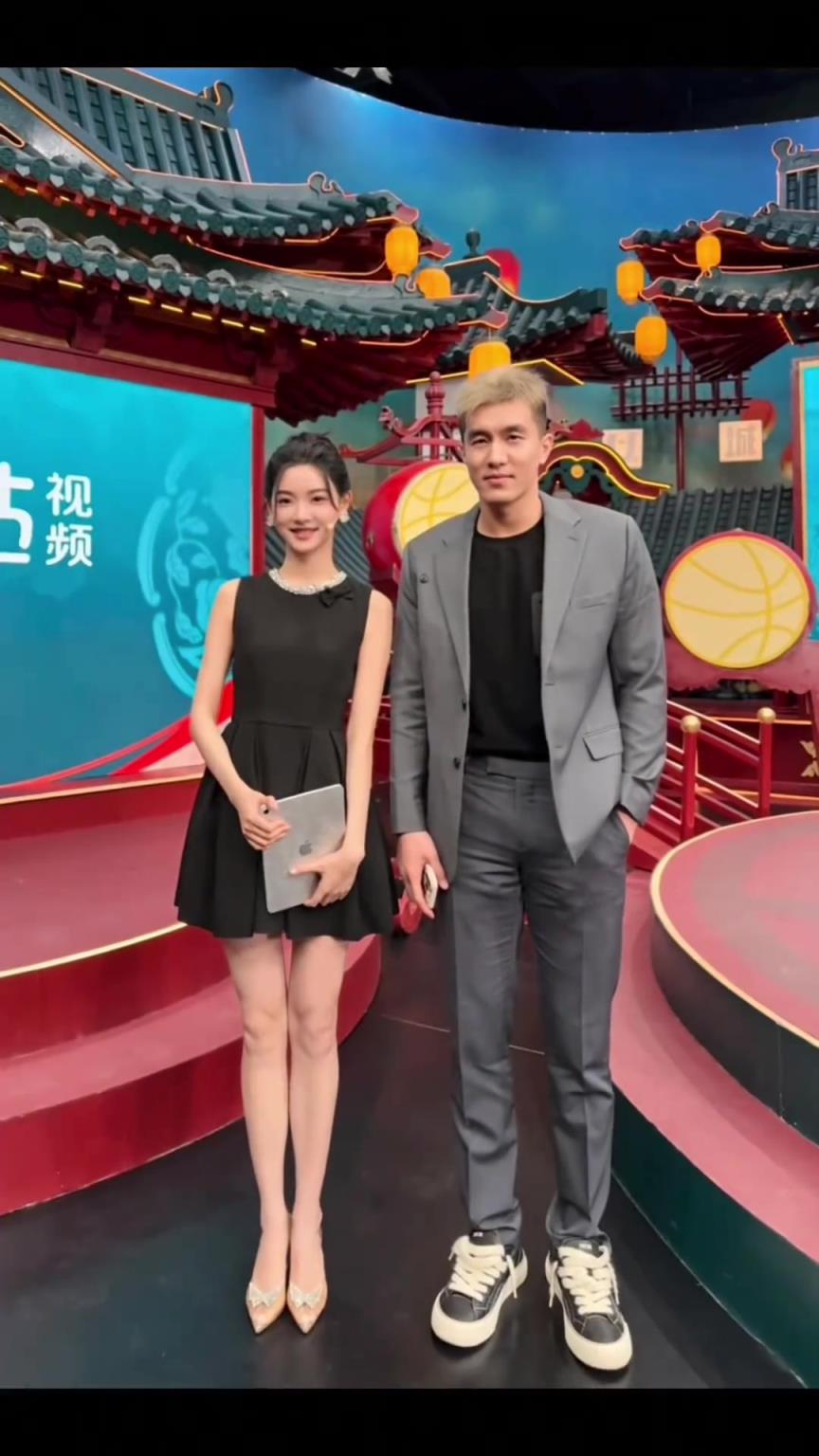 美女主播金佳悦秀与郭艾伦合影！兄弟们把公屏打在般配上！