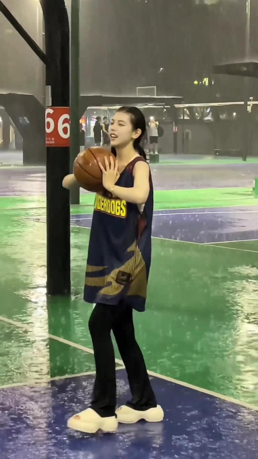 真爱啊！小伙下雨天投篮 女友冒雨为其传球