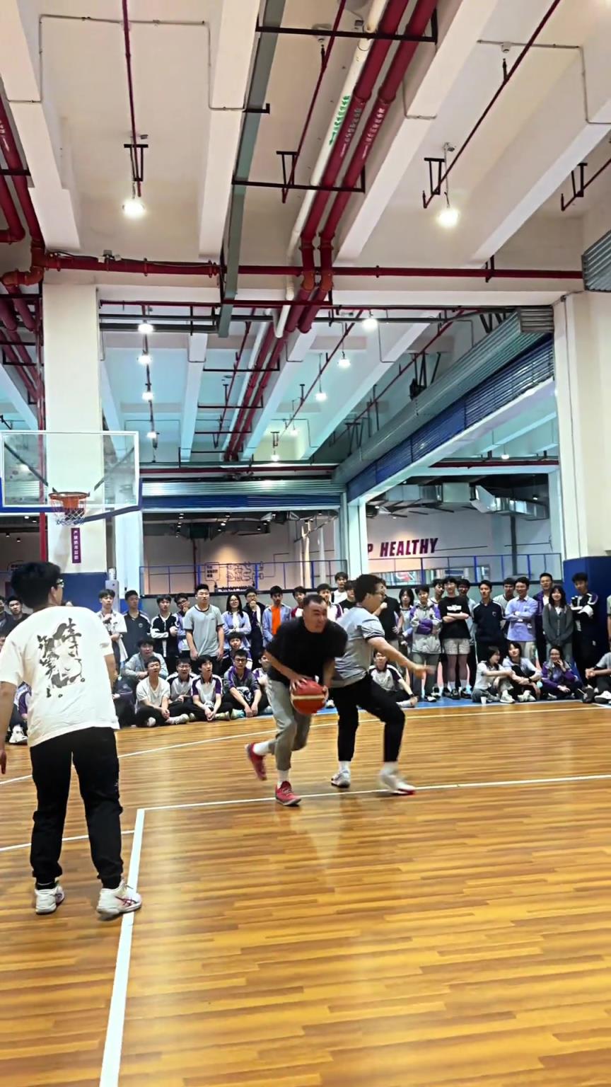 有多少位吧友敢说打半场4v4比这位科密的水平高的？